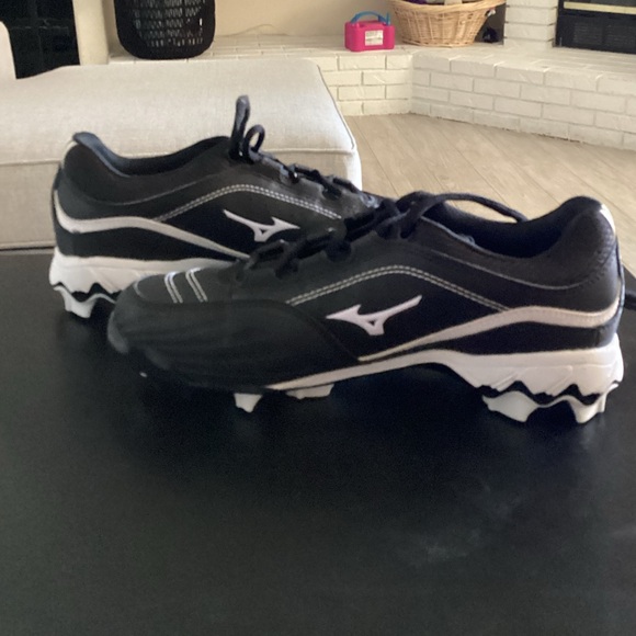 Mizuno women’s cleats - Picture 2 of 3